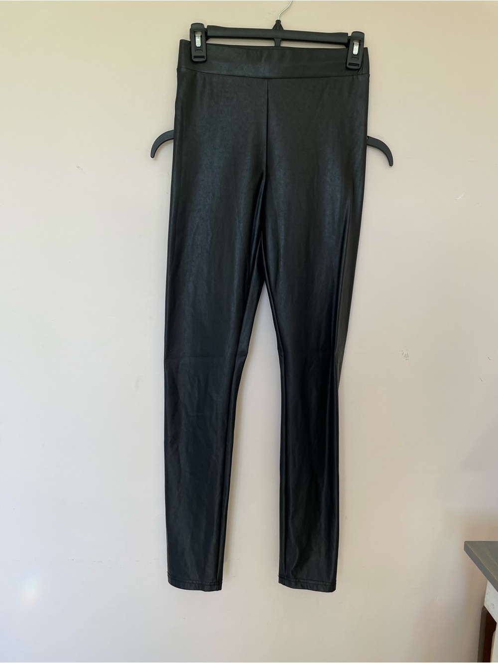 Aritzia Ten by Babaton "Showcase" Faux Leather Pant in black size small